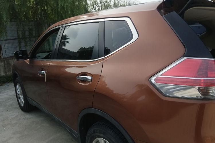 日产 奇骏 2015款 2.0L CVT舒适MAX版 2WD车身外观4