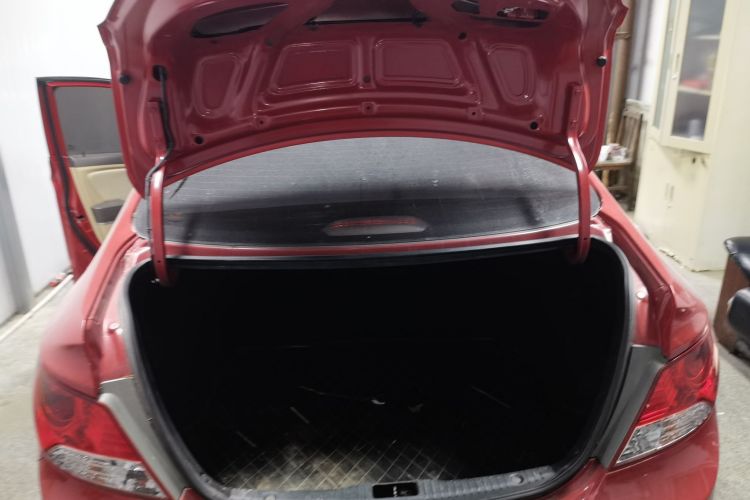 现代 瑞纳 2010款 三厢 1.4L 手动舒适型GS机舱底盘23