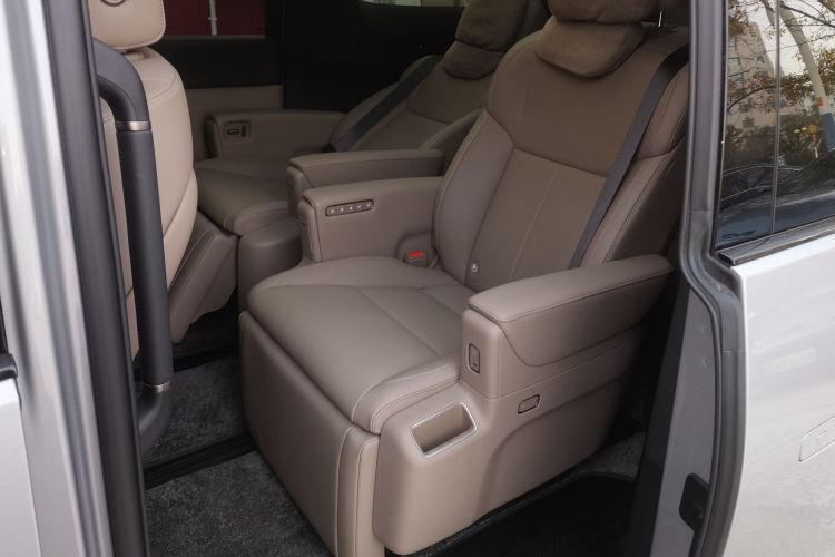 理想汽车 理想MEGA 2025款 Home 家庭特别版中控内饰7004