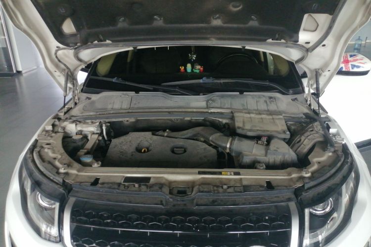 路虎 揽胜极光 2016款 2.0T SE PLUS 智享版机舱底盘24