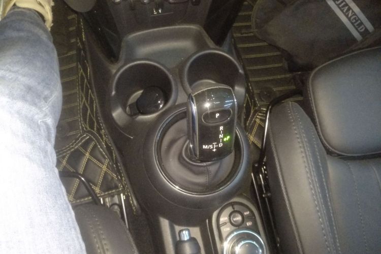 MINI 2023款 2.0T COOPER S 艺术家中控内饰18