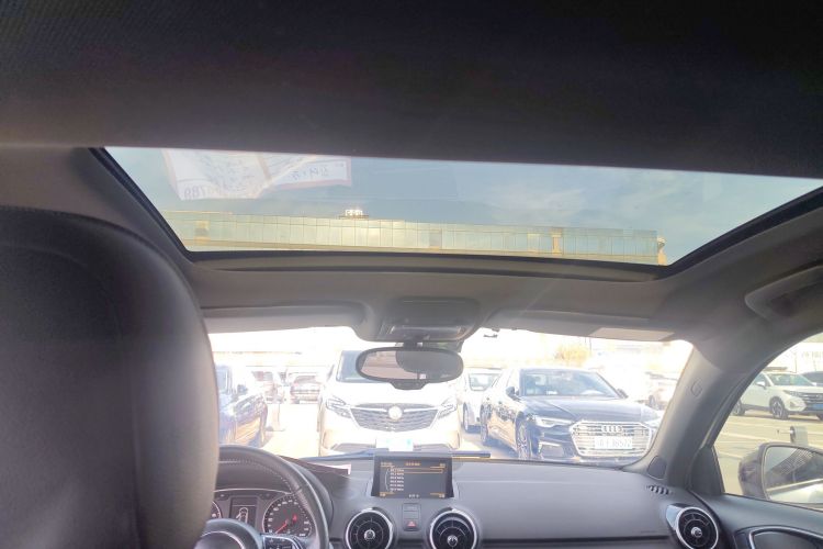 奥迪A1 2016款 30 TFSI Sportback S Line运动版中控内饰22