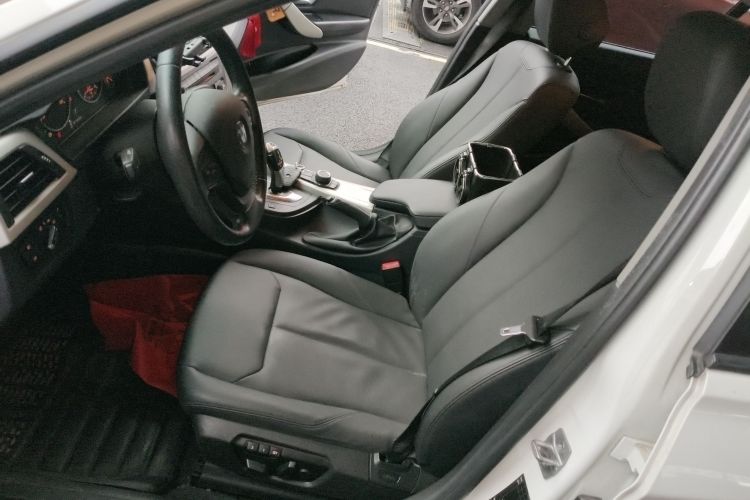 宝马3系 2015款 320i 超悦版时尚型中控内饰19