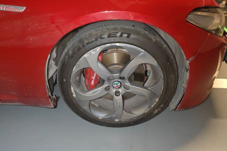 阿尔法·罗密欧 Giulia朱丽叶 2017款 2.0T 280HP Milano限量版车身外观10