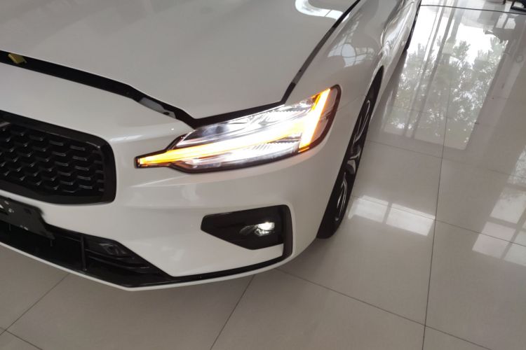 沃尔沃S60 2025款 B5 智雅运动版车身外观36