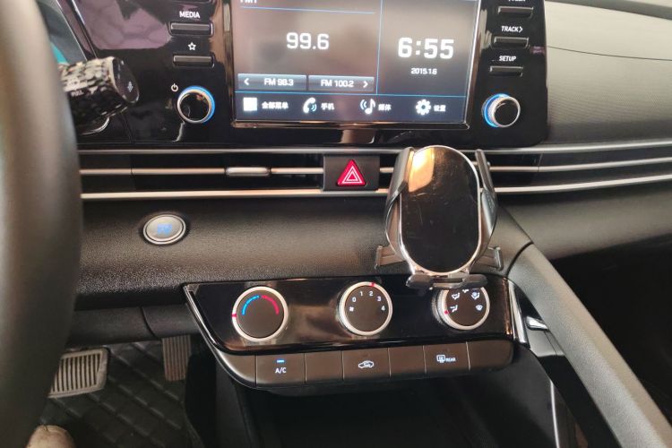 现代 伊兰特 2023款 1.5L CVT GLX精英版中控内饰16