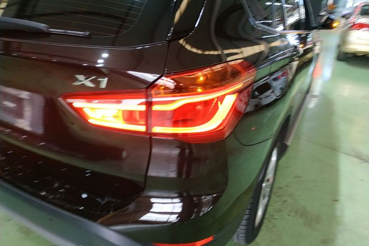 宝马X1 2016款 sDrive18Li 尊享型车身外观9