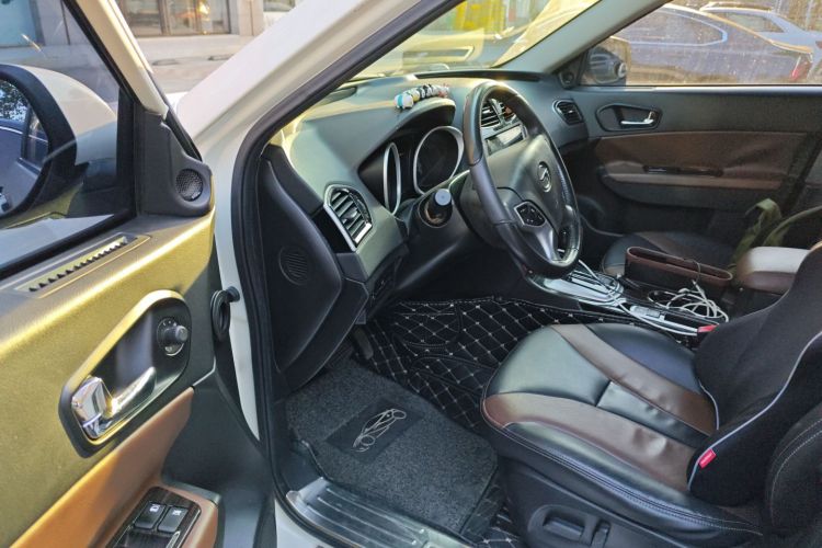 广汽传祺 传祺GS5 Super 2016款 2.0L 自动两驱周年纪念版中控内饰20