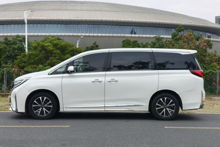 广汽传祺 传祺M8 2021款 改款 领秀系列 390T 豪华版车身外观4