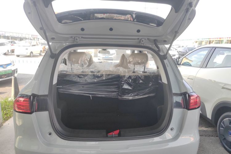 五菱汽车 五菱缤果PLUS 2024款 330km 五座版机舱底盘23