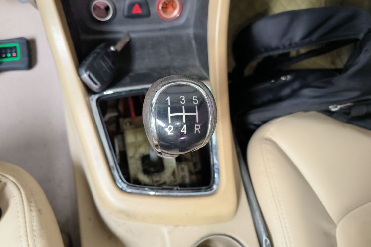 宝骏730 2014款 1.5L 手动豪华导航ESP版 7座中控内饰18