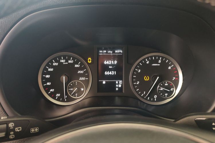 奔驰 威霆 2021款 2.0T 商务版 7座中控内饰14