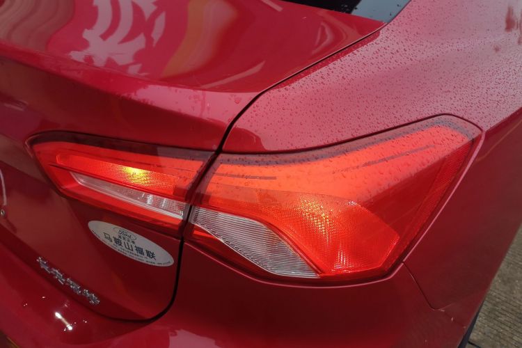 福特 福克斯 2020款 三厢 1.5L 自动锋跃型车身外观9