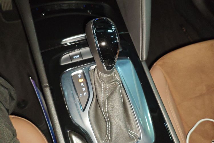 别克 君威 2019款 20T 精英型 国VI中控内饰18