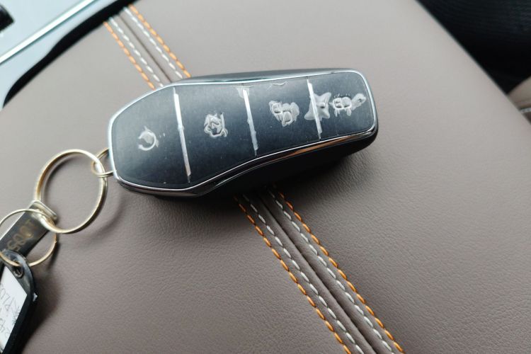 比亚迪 秦PLUS 2023款 冠军版 DM-i 120KM卓越型中控内饰7001