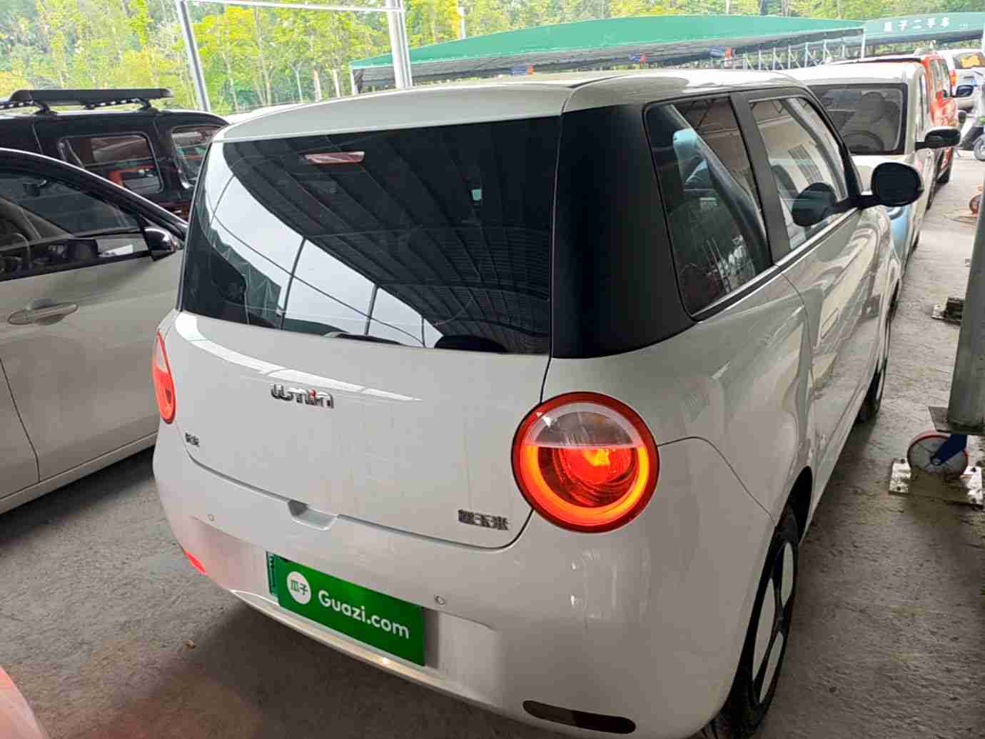 车辆右后45度外观展示