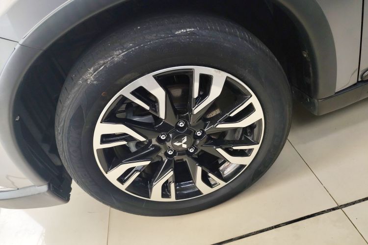 三菱 欧蓝德 2019款 2.4L 四驱致享版 7座 国VI车身外观35