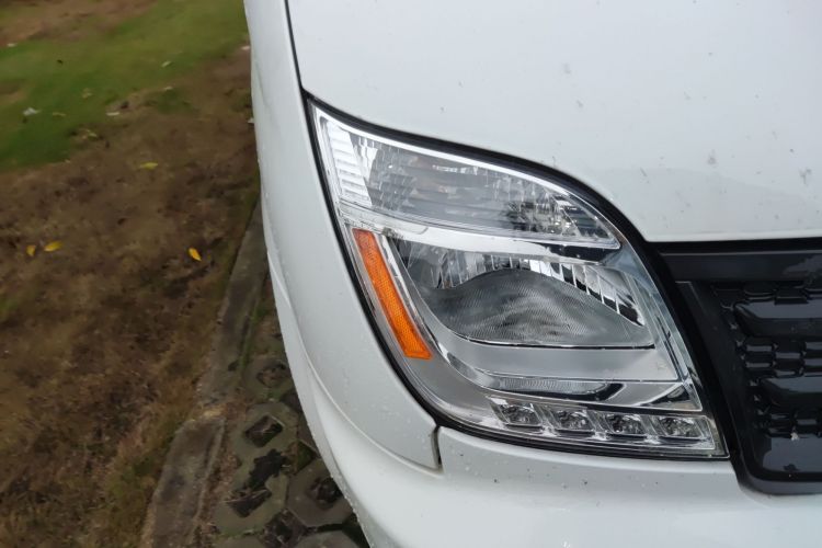 上汽大通MAXUS 新途V80 2023款 2.0T AMT经典傲运通短轴中顶5/6座车身外观6006