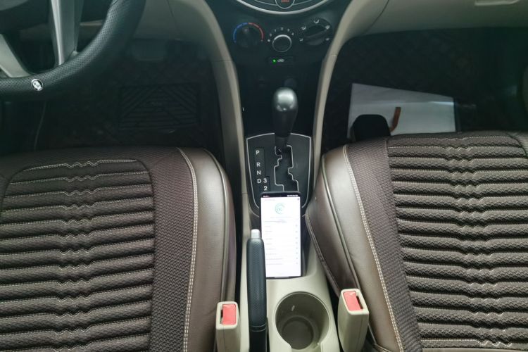 现代 瑞纳 2014款 1.4L 自动智能型GLS中控内饰18