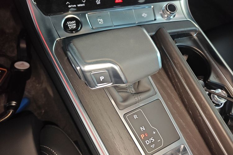 奥迪A6L 2025款 改款 45 TFSI quattro 臻选动感型中控内饰18