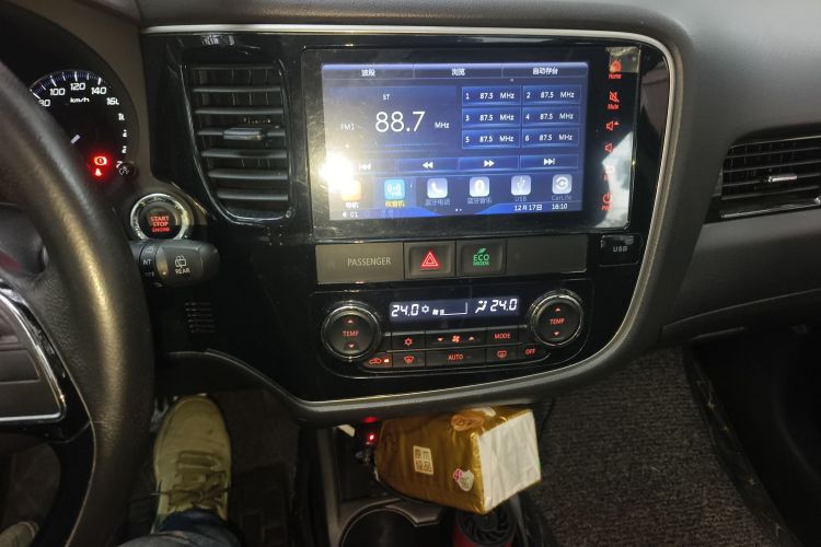 三菱 欧蓝德 2016款 2.4L 四驱豪华版 7座中控内饰16