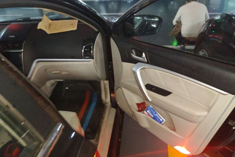 吉利汽车 帝豪 2015款 三厢 1.5L CVT向上版局部细节9005