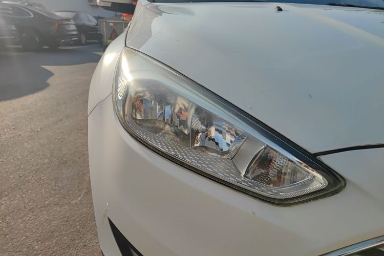 福特 福克斯 2015款 三厢 1.6L 手动舒适型车身外观8