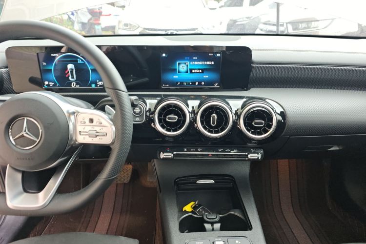 奔驰A级 2019款 A 180 L 运动轿车中控内饰16