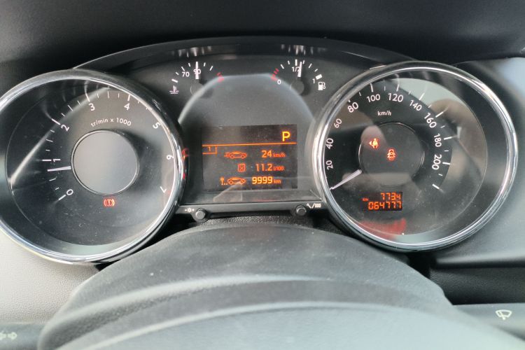 标致3008 2015款 2.0L 自动潮流版中控内饰15