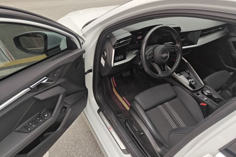 奥迪A3 2024款 A3L Limousine 35 TFSI 时尚运动型中控内饰7003