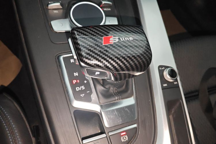 奥迪A4L 2018款 30周年年型 40 TFSI 运动型中控内饰18