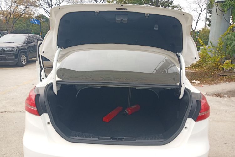 福特 福克斯 2015款 三厢 1.6L 自动舒适型机舱底盘23