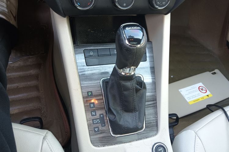 斯柯达 明锐 2015款 1.6L 自动逸俊版中控内饰18