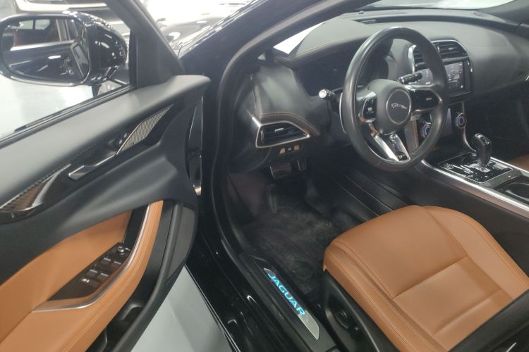 捷豹XEL 2024款 2.0T 250PS R-DYNAMIC S耀黑运动版中控内饰20