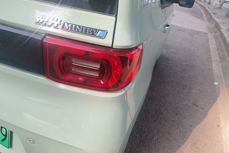 五菱汽车 宏光MINIEV 2021款 马卡龙夹心款 120km 磷酸铁锂车身外观9