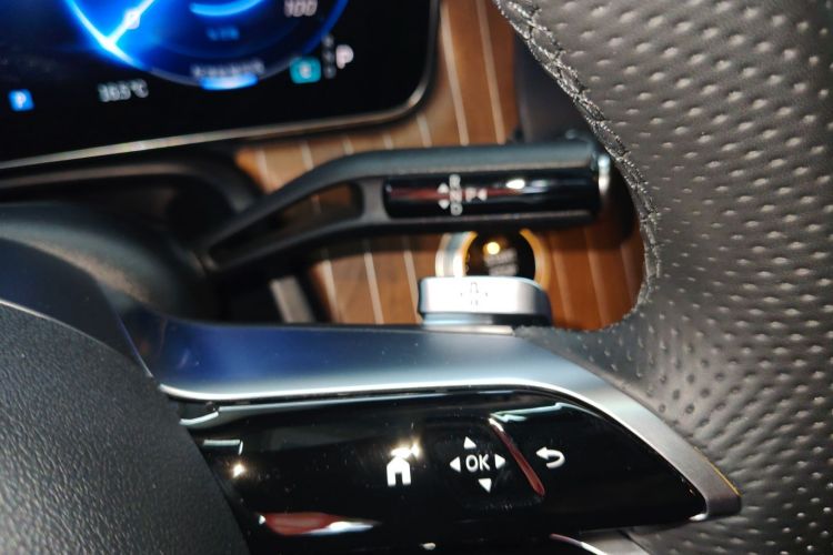 奔驰EQE 2022款 350 先锋版中控内饰18