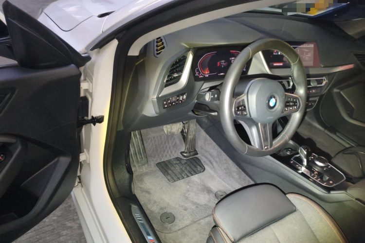 宝马2系(进口) 2023款 225i 四门轿跑车 M运动套装中控内饰20