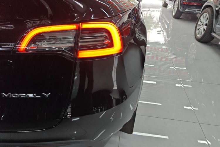 特斯拉 Model Y 2022款 改款 后轮驱动版车身外观9