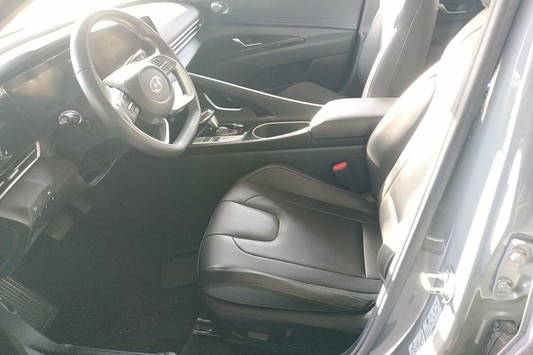 现代 伊兰特 2021款 1.5L CVT LUX尊贵版中控内饰19