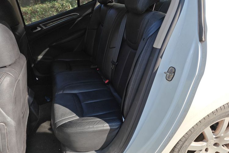 标致308 2014款 乐享版 经典 1.6L 手动风尚型中控内饰21