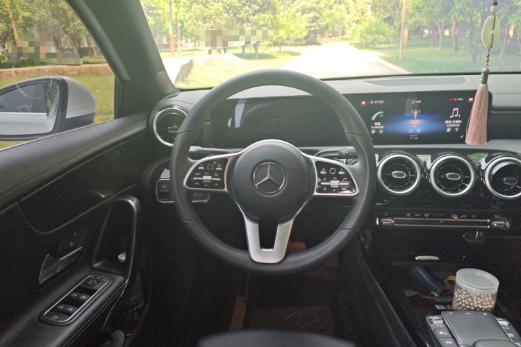 奔驰A级 2021款 A 200 L 运动轿车动感型中控内饰13