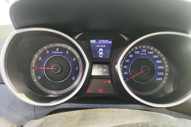 现代 朗动 2015款 1.6L 自动领先型中控内饰14