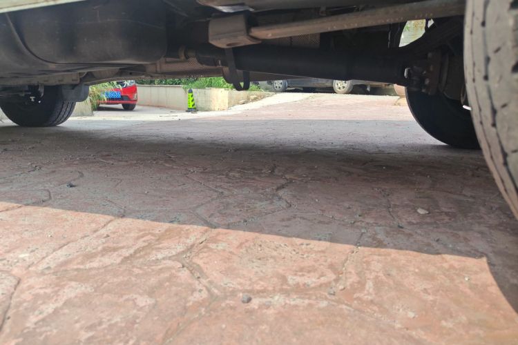 福特 新世代全顺 2016款 2.2T短轴6座中顶多功能车局部细节9004