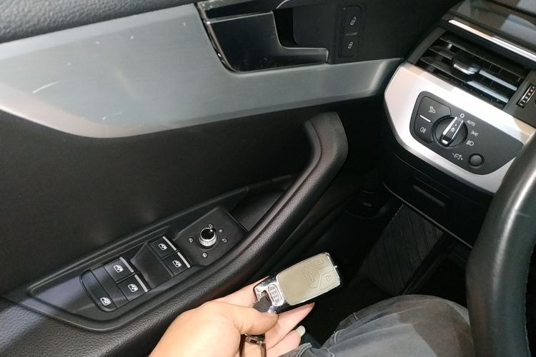 奥迪A4L 2022款 40 TFSI 豪华动感型中控内饰11