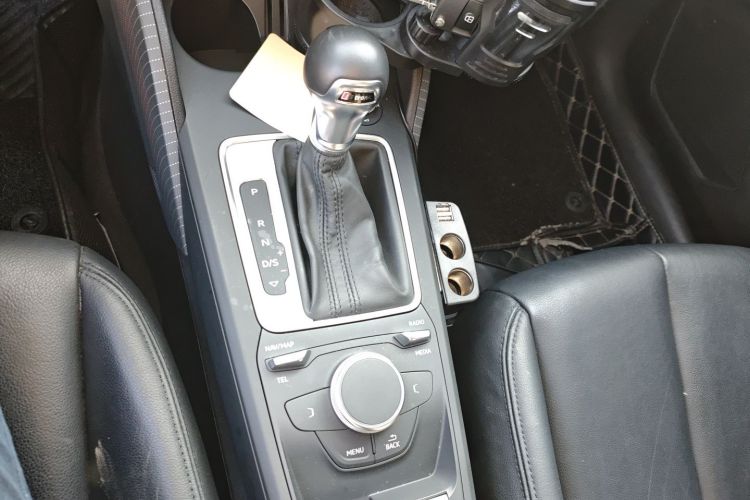 奥迪Q2L 2018款 35 TFSI 上市专享版 国VI中控内饰18