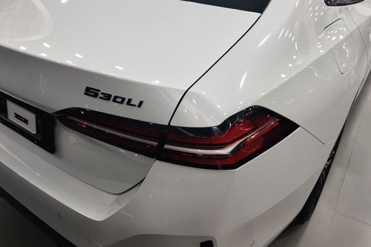 宝马5系 2024款 530Li 领先型 M运动套装车身外观9