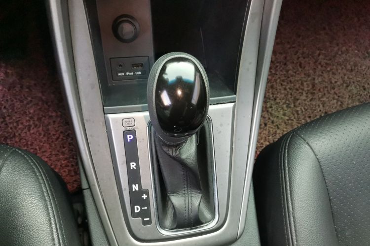 现代 朗动 2012款 1.6L 自动时尚型中控内饰18