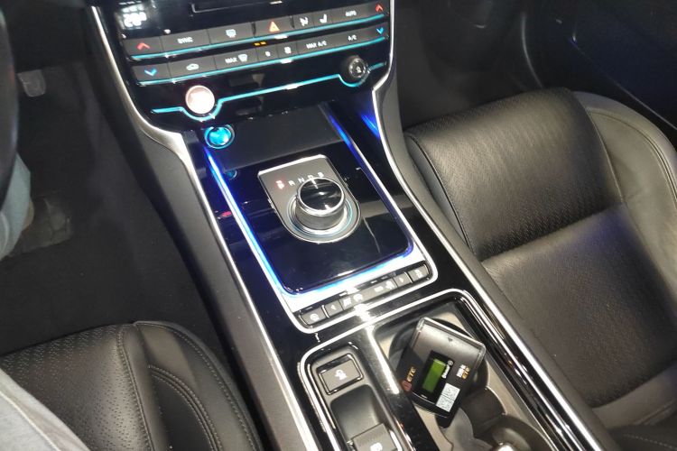 捷豹XEL 2018款 2.0T 250PS 奢华版中控内饰18