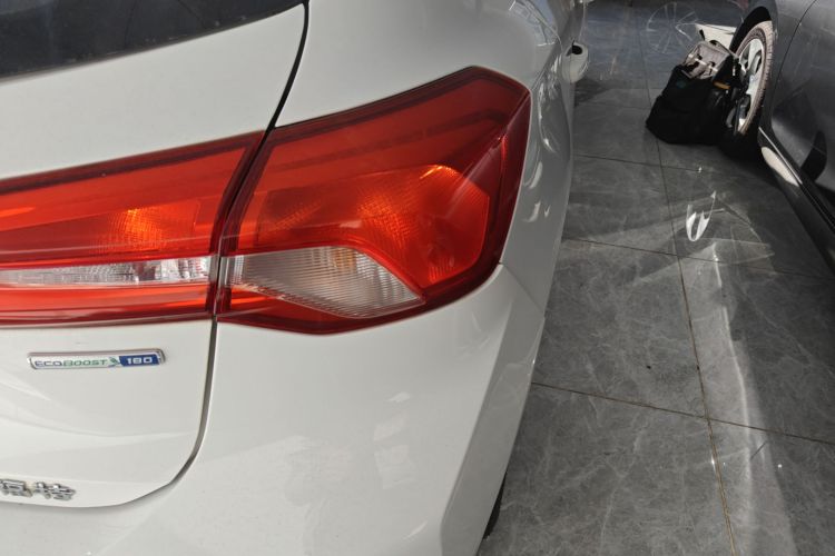 福特 福克斯 2020款 两厢 EcoBoost 180 自动锋潮型车身外观9