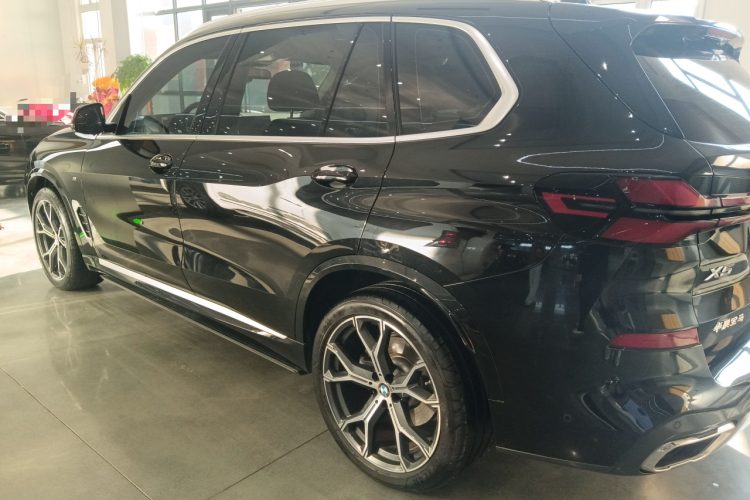 宝马X5 2023款 xDrive 30Li 尊享型M运动套装车身外观4